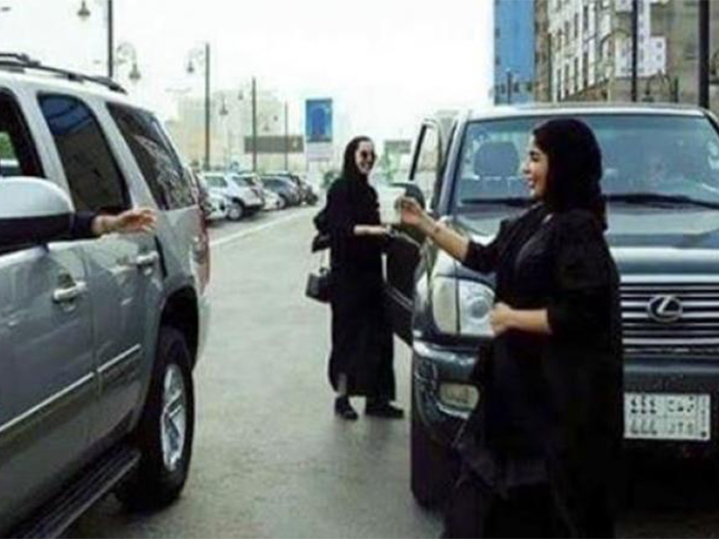 بالصور: أجواء احتفالية في السعودية بعد السماح بقيادة المرأة للسيارات